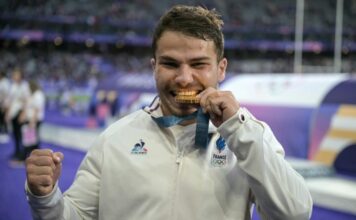 France rugby superstar Dupont checks out NFL's Chargers on LA 'vacation'