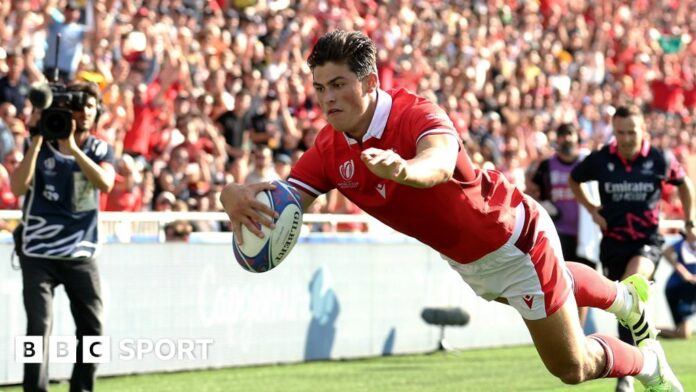 Abdelatif Benazzi in the stands at a Top 14 match