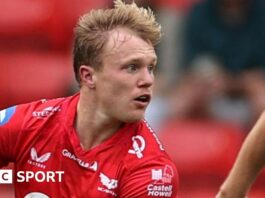 Blair Murray in action for Scarlets against Leicester in pre-season