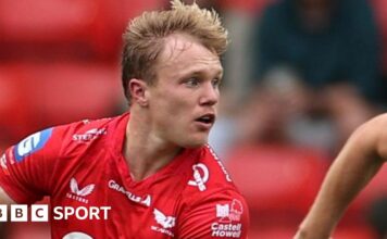 Blair Murray in action for Scarlets against Leicester in pre-season