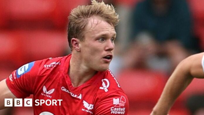 Blair Murray in action for Scarlets against Leicester in pre-season