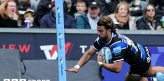 Bath's Tom de Glanville scored Bath's second try in a thrilling game against Leicester Tigers