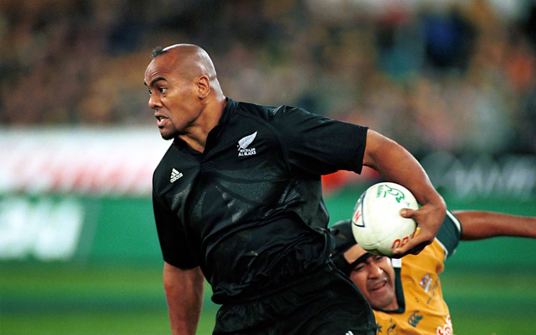 Jonah Lomu leaves Toutai Kefu grabbing at thin air in 2000's 'Match of the Century.'