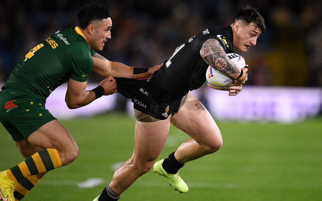 New Zealand's Charnze Nicoll-Klokstad (R) is tackled by Australia's Valentine Holmes during the 2021 rugby league World Cup men's semi-final match between Australia and New Zealand at the Elland Road stadium in Leeds, northwestern England, on November 11, 2022. (Photo by Oli SCARFF / AFP)