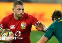 Alun Wyn Jones addresses the Lions players