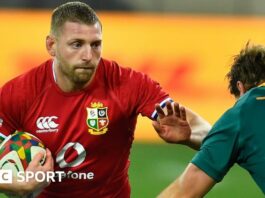 Alun Wyn Jones addresses the Lions players