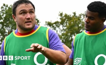 Jamie George packs down with Fin Baxter