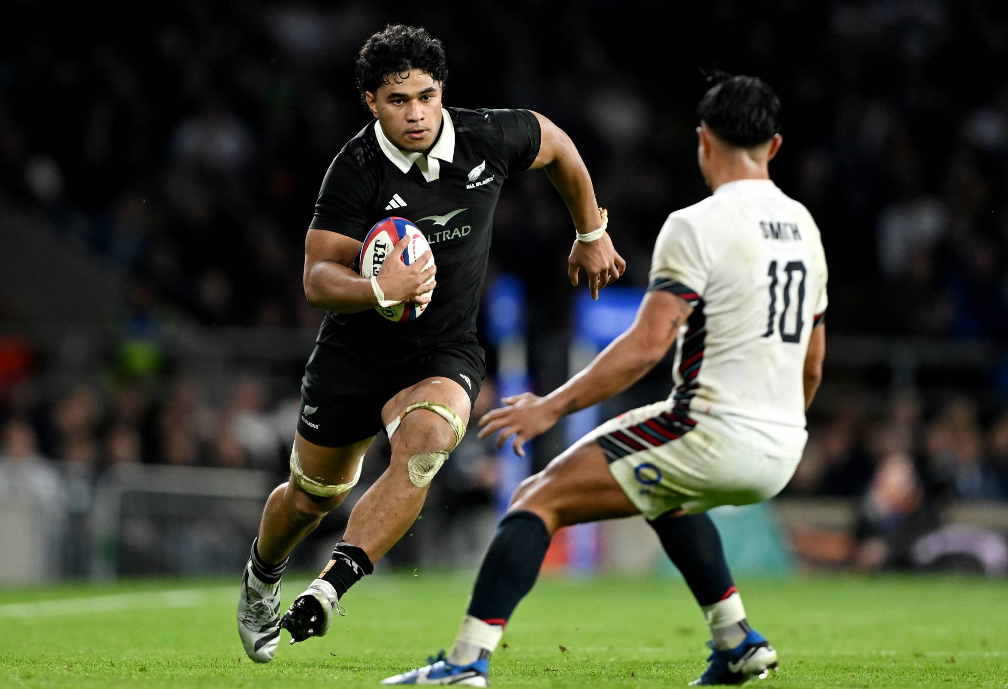 Wallace Sititi of New Zealand runs with the ball whilst under pressure from Marcus Smith of England during the Autumn Nations Series 2025 match between England and New Zealand All Blacks at the Allianz Stadium on November 02, 2024 in London, England. (Photo by Mike Hewitt/Getty Images)