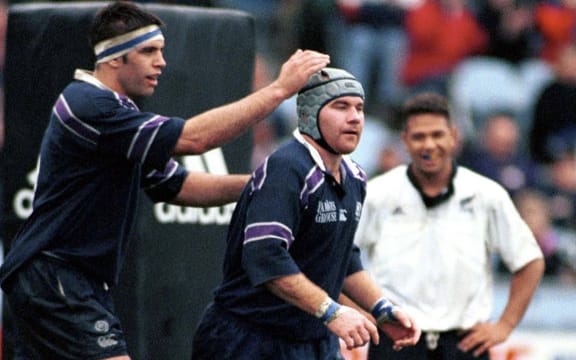 Gordon Simpson scores a try for Scotland against the All Blacks at Carisbrook in 2000.