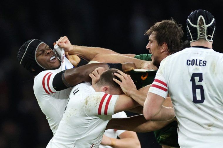 LONDON, ENGLAND - NOVEMBER 26: Maro Itoje of England and Eben Etzebeth of South Africa clash during the Autumn International match between England and South Africa at Twickenham Stadium on November 26, 2022 in London, England. (Photo by David Rogers/Getty Images)