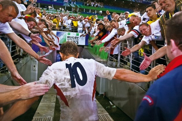 Jonny Wilkinson is hailed by fans in 2003 (Getty Images)