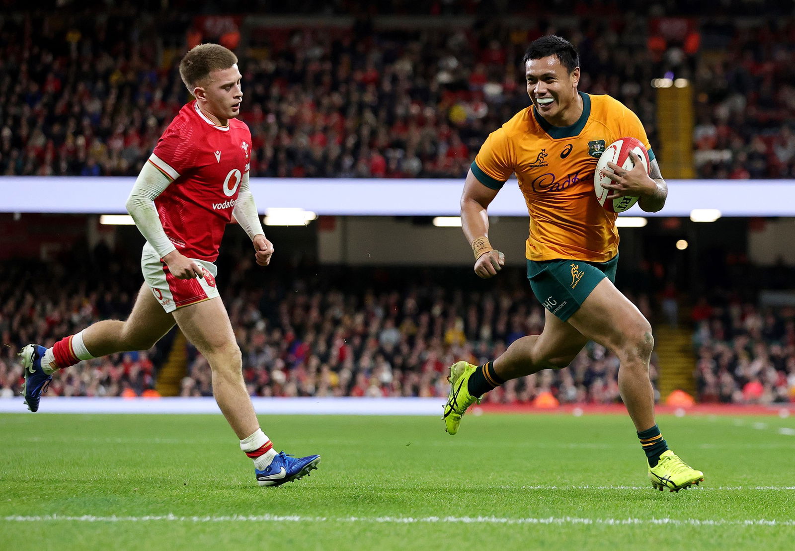 Len Ikitau scores a try for the Wallabies.