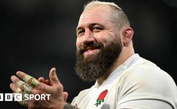 Jo Marler applauds the England fans