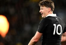 Scott Robertson explains why Beauden Barrett was selected ahead of McKenzie