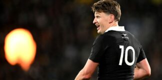 Scott Robertson explains why Beauden Barrett was selected ahead of McKenzie