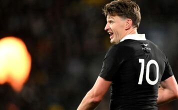 Scott Robertson explains why Beauden Barrett was selected ahead of McKenzie