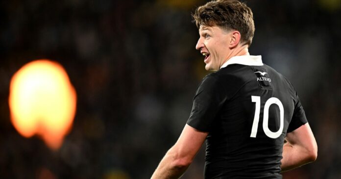 Scott Robertson explains why Beauden Barrett was selected ahead of McKenzie