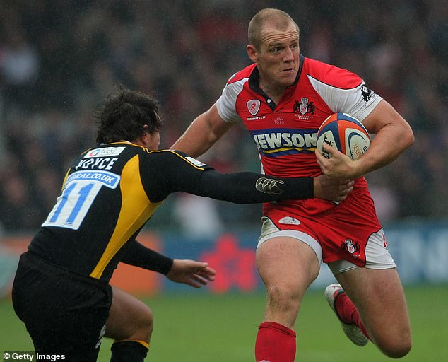 Mike running past Tom during the EDF Energy Cup match between Gloucester and Wasps at Kingsholm on October 4, 2008