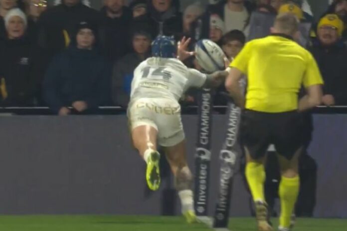 'That's absolute filth!' England rugby international defies logic to score 'Superman' try