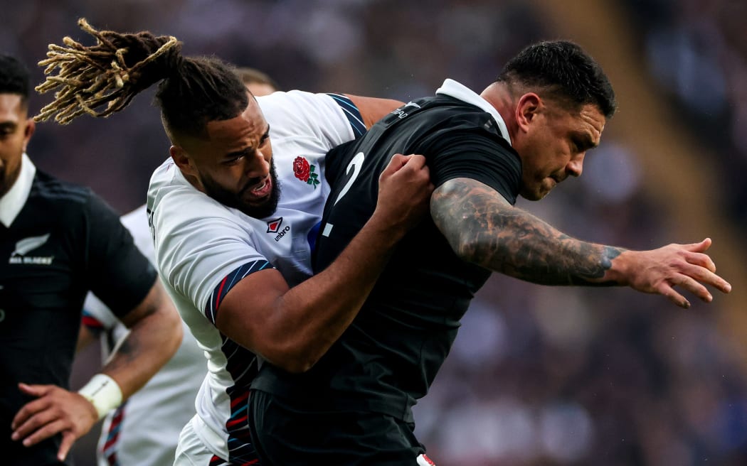 Chandler Cunningham-South tackles Codie Taylor of New Zealand. Twickenham. England vs All Blacks, 2024.