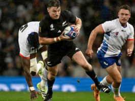 Beauden Barrett scores 14 points to help ABs overcome Italy 29-11