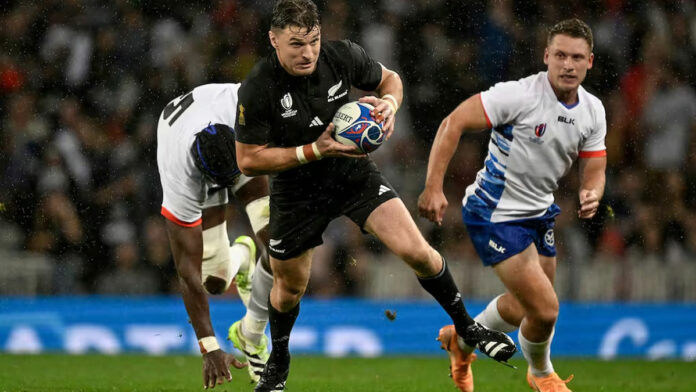 Beauden Barrett scores 14 points to help ABs overcome Italy 29-11