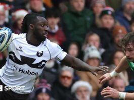 Gabriel Ibitoye of Bristol Bears tries to make a break against Leicester Tigers