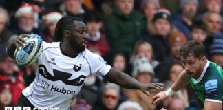 Gabriel Ibitoye of Bristol Bears tries to make a break against Leicester Tigers