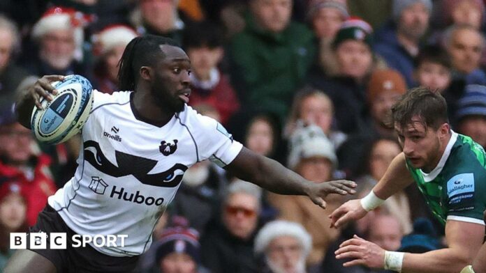 Gabriel Ibitoye of Bristol Bears tries to make a break against Leicester Tigers