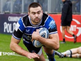 Will Muir skips over a tackle to score a try for Bath