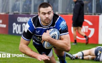 Will Muir skips over a tackle to score a try for Bath