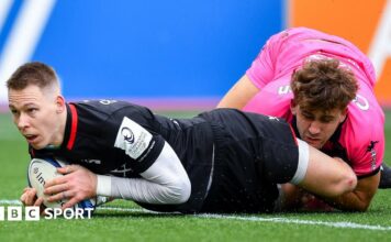 Liam Williams dives over to score a try