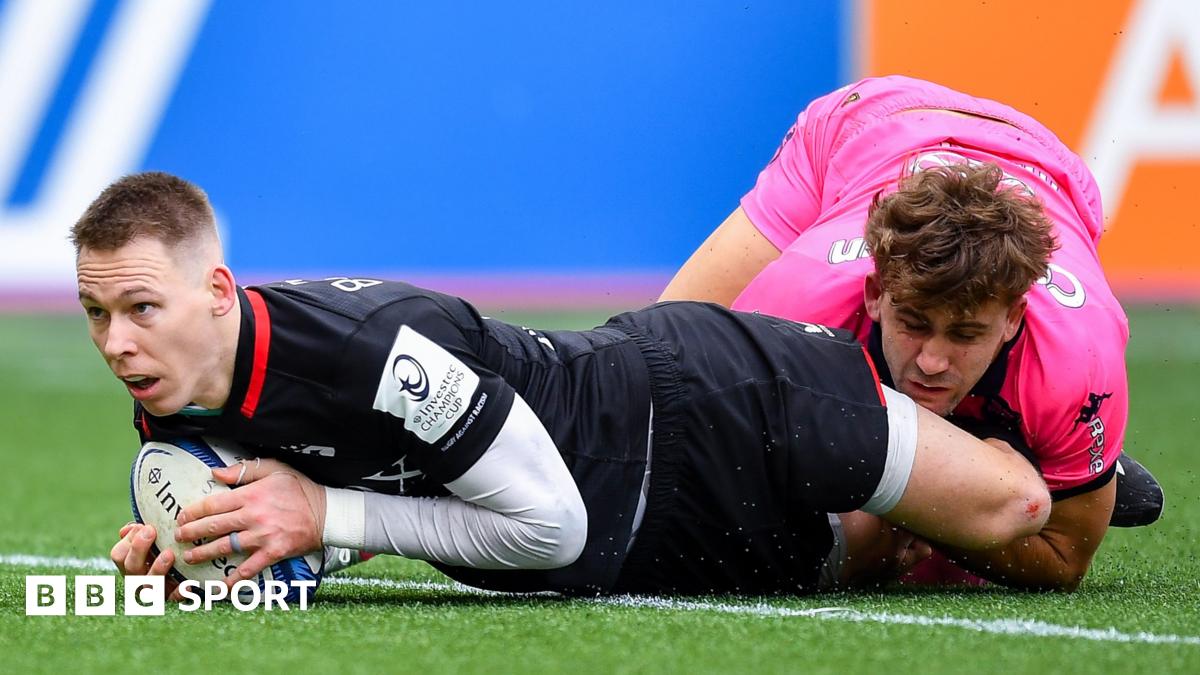 Liam Williams dives over to score a try