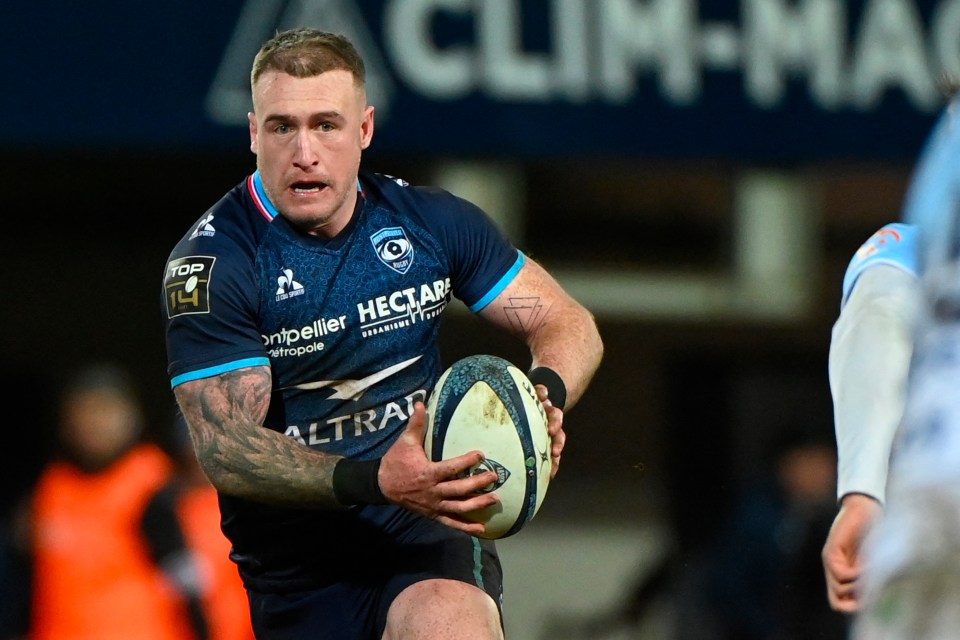 Montpellier rugby player Stuart Hogg running with the ball.