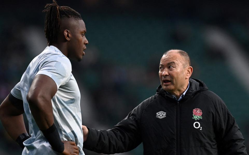 England's then coach Eddie Jones (R) talks to England's lock Maro Itoje in 2021