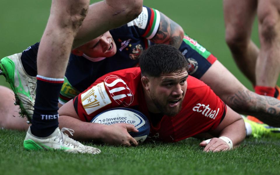 Toulouse's French lock Emmanuel Meafou scores a try during the European Rugby Champions Cup match between Stade Toulousain Rugby (Toulouse) and Leicester Tigers at the Ernest-Wallon stadium in Toulouse, south-western France, on January 19, 2025