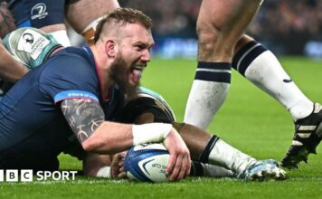 RG Snyman celebrates his try