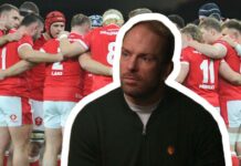 Alun Wyn Jones with the Wales squad in a huddle