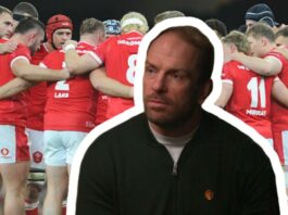 Alun Wyn Jones with the Wales squad in a huddle