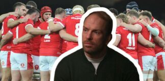 Alun Wyn Jones with the Wales squad in a huddle