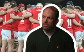 Alun Wyn Jones with the Wales squad in a huddle