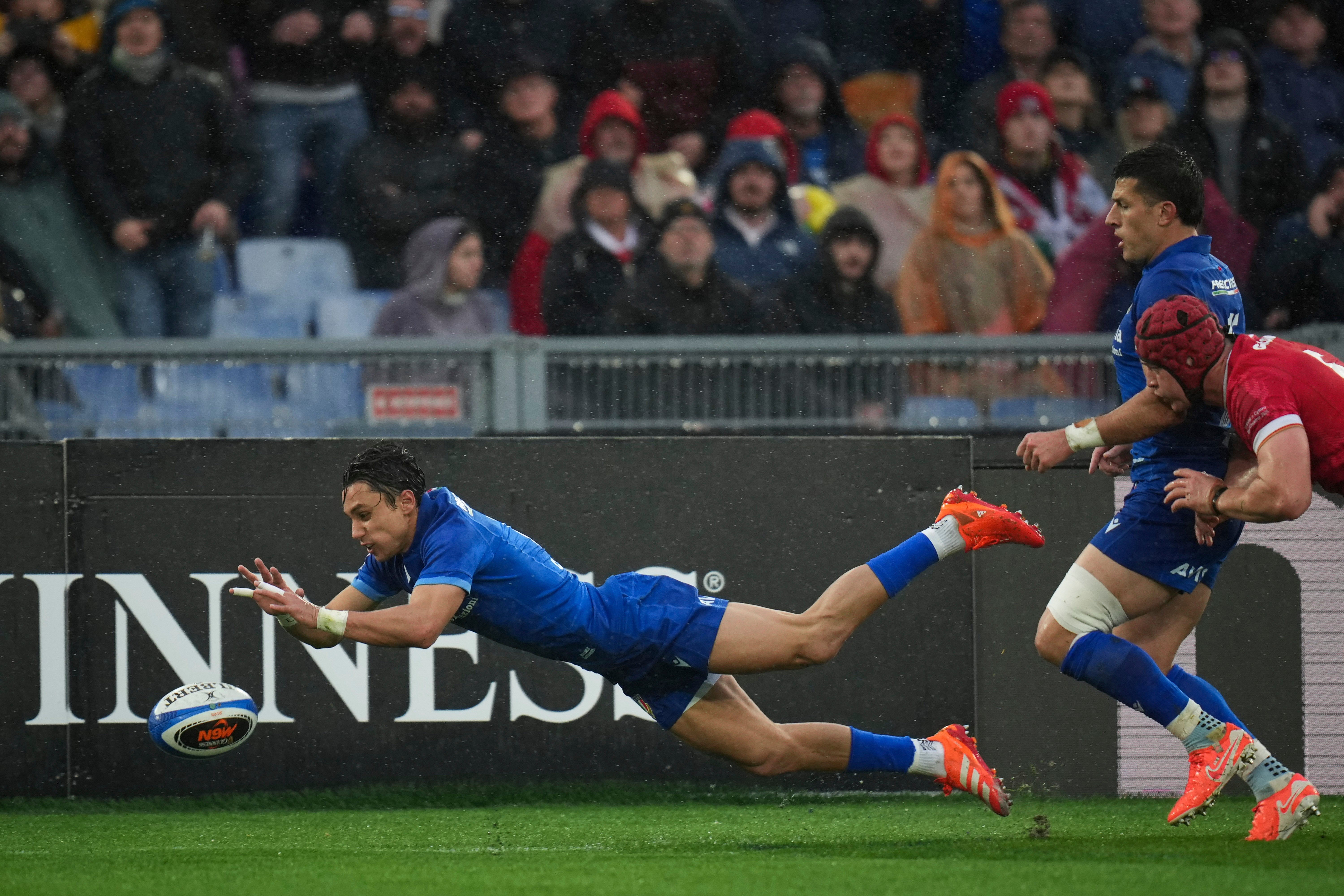 Ange Capuozzo’s acrobatic score helped Italy to victory