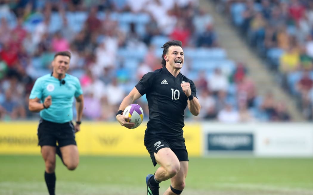 Leroy Carter runs in a Try for New Zealand.