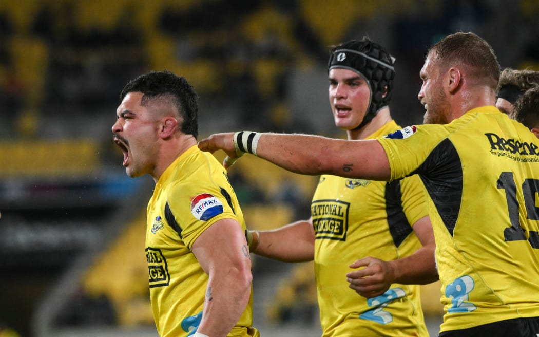 Du’Plessis Kirifi (L) of the Hurricanes celebrates a try.