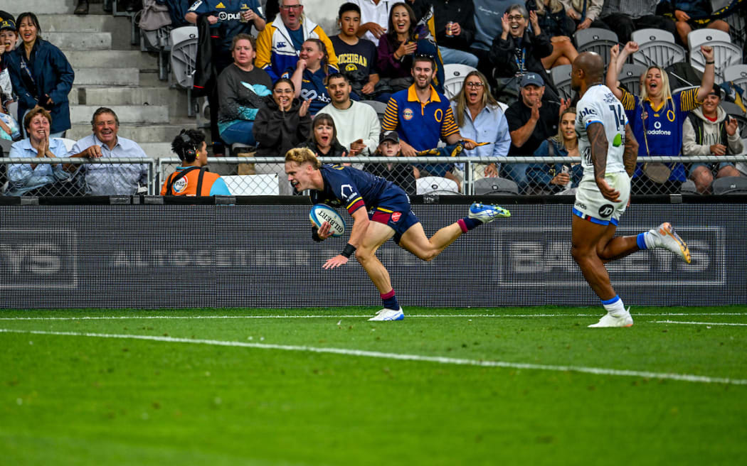 Finn Hurley of the Highlanders scores.