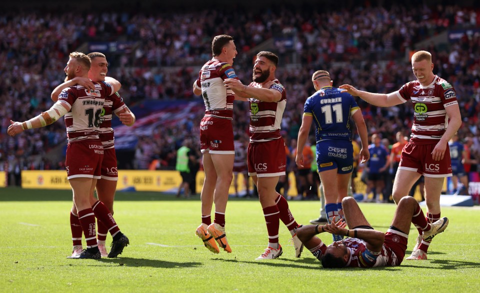 LONDON, ENGLAND - JUNE 08: Wigan Warriors players celebrate at the end of the match after winning the Betfred Challenge Cup Final match between Wigan Warriors and Warrington Wolves at Wembley Stadium on June 08, 2024 in London, England. (Photo by Paul Harding/Getty Images)