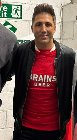 Gavin delighted fans with nostalgic nod to his pro-playing days last week, turning up to a live podcast recording in his old Wales kit and sporting his famous 2005 Grand Slam haircut