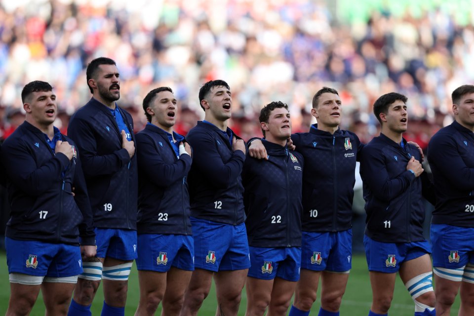 Italian rugby team singing the national anthem.