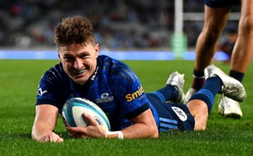 Former All Black urges Blues head coach to shift Beauden Barrett to No.10