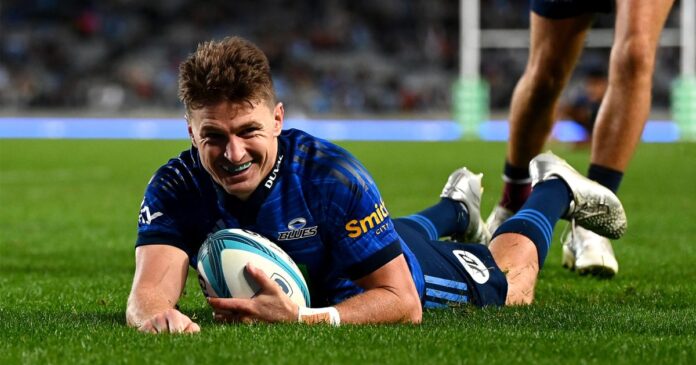 Former All Black urges Blues head coach to shift Beauden Barrett to No.10